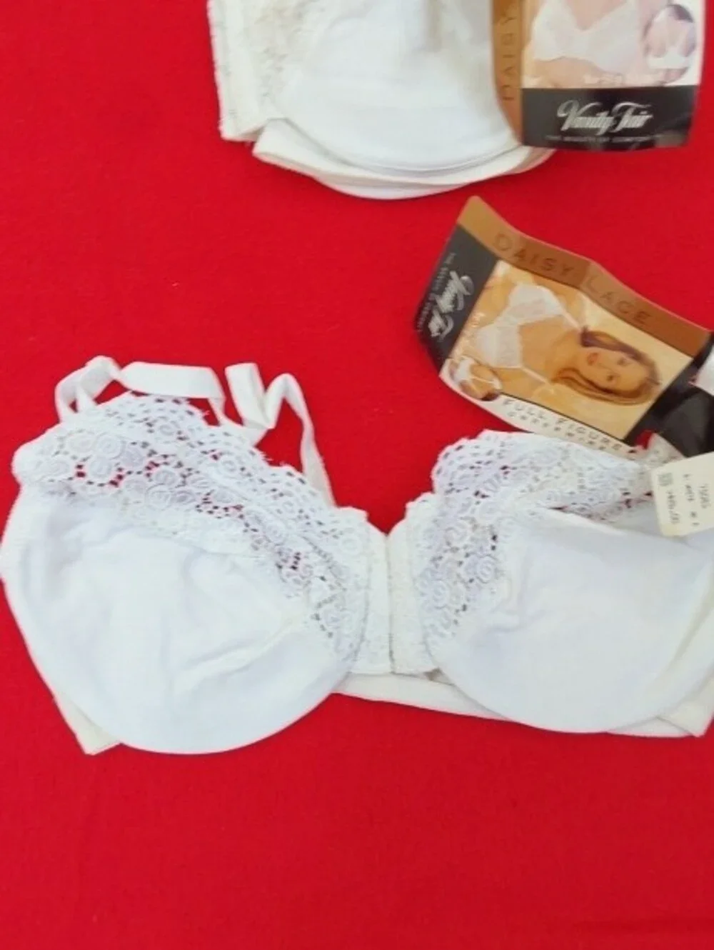 2 Vanity Fair White Lace Full Figure Bra with Daisy Lace Trim
